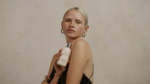 Kem tạo làn da rám nắng tự nhiên TAN-LUXE THE GRADUAL ILLUMINATING GRADUAL TAN LOTION hoàn hảo cho mặt và body 250ml của Mỹ