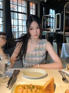 เสื้อกั๊กสีล้วนเซ็กซี่คอตั้งไหล่สไตล์หรูหราสำหรับงานปาร์ตี้วันเกิดของผู้หญิง แขนกุด ทรงเข้ารูป เสื้อผ้าทำงานฤดูใบไม้ผลิและฤดูร้อน