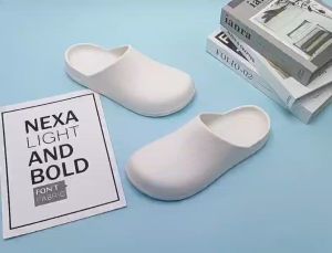 Flat lightweight sandals for men and women with outdoor toe protectors on the beach