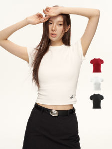 เสื้อยืดคอกลมแขนสั้นทรงเข้ารูปสำหรับผู้หญิง ฤดูร้อน 2025 แฟชั่นเกาหลี ลายตัวอักษร เส้นใยโพลีเอสเตอร์ผสมคอตตอน