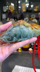 myanmar burma jadeite双彩A货💯天然貔貅手握或挂饰 褐红&青绿色 翡翠天然玉色美丽✅ 具有招财、辟邪化煞、转运旺运✅  貔貅长: 9.5cm  宽: 4.5cm  厚度: 2.5cm  重: 184g  📍Johor Bahru 区可自行取货或邮寄服务