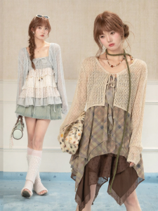 loveheynew | Áo Blouse Ngắn Rộng Màu Đơn Giản Có Lỗ