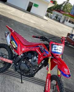 DECAL STIKER FULLBODY CRF 150 L SUPERMOTO WARNA MERAH COBINASI NOMOR CRUM BEBAS CUSTOM