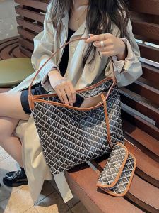 Fashionable Retro Large Capacity Womens Shoulder Bag 2024 New Style Versatile Tote Bag Underarm Commuter Bag Soft Handbag