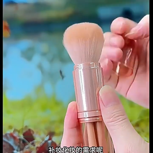 4 in 1 Retractable Makeup Brush  ขนแปรงนุ่ม แปรงแต่งหน้าแบบยืดหดได้ แปรงแป้งฝุ่น แปรงปัดแก้ม แปรงรองพื้นคอนซีลเลอร์ แปรงอายแชโดว์ พกพาง่าย เครื่องมือแต่งหน้า