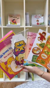 Set sách Tết Trong Tim Mình - Xin Chào Tết Ơi 2024 (1 cuốn Bìa mềm kèm Phong bì và Set quà tặng cho bé)