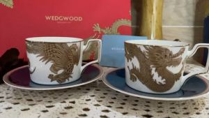 Bộ 2 ly kèm dĩa lót WedgWood Rồng và Phụng tông hộp đỏ làm quà Tết-Set of 2 glasses with WedgWood Dragon and Phoenix coaster in red box as a Tet gift