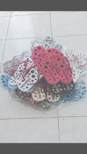 Sandal Jepit Polkadot 20 Pasang: Desain Rumahan yang Elegan