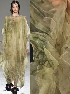 ผ้าคาร์ดิแกนแบบมีฮู้ดพับได้สีเขียวเข้ม ผ้าซาตินแบบยืดหยุ่น ผ้าทรงเรโทรแบบไม่สมมาตร ผ้าสำหรับออกแบบเสื้อผ้า ผ้าโพลีเอสเตอร์