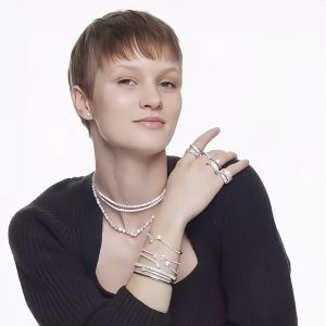 สวารอฟสกี้ กำไลแบบ Cuff Mesmera ผสมผสานเหลี่ยมเจียระไนหลายหลายรูปแบบ ขาว เคลือบโรเดียม กำไลสวารอฟกี้ กำไลผู้หญิง เครื่องประดับสร้อยข้อมือ ของขวัญวันครบรอบ ของขวัญคำสารภาพ สร้อยข้อมือเงิน. ของที่ระลึกสร้อยข้อมือเงินแท้ 925 จัดส่งรวดเร็ว