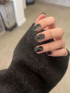 เล็บแต่งตัวแบบสวมใส่ด้วยมือ Pure Handmade Cat Eye Short Glass Bead Nail Art สไตล์ฤดูใบไม้ร่วงและฤดูหนาวสีขาวเนื้อเนียนเนียน