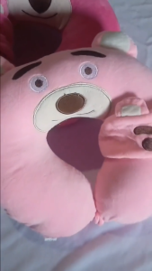 Bantal Leher Lotso + Penutup Mata Lucu – Travel Pillow Karakter Pink Imut