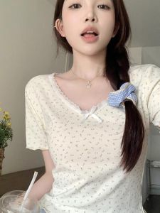 เสื้อยืดคอวีแขนสั้นผ้าโมดอลทรงสลิมฟิตสำหรับผู้หญิง ฤดูร้อน 2024 ดีไซน์เรียบง่าย เสื้อผ้าทำงานลำลอง ลายผีเสื้อ ขอบไม้ ทรงเข้ารูป