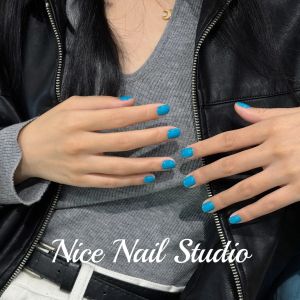 เล็บใส่ได้พร้อมดีไซน์แบบใหม่สีน้ำทะเลสดใส สีพื้น เล็บยาวปานกลาง สีเนื้อ ทำมือ เครื่องประดับเสริมความงามจากจีน