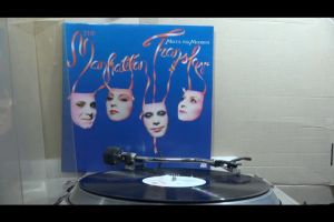 1 แผ่นเสียง 12นิ้ว u50 MANHATTAN TRANSFER - MECCA FOR MODERNS แผ่นNMริ้วรอยบาง เสียงรบกวนน้อยนิดไม่มีรอยลึก แผ่นล้างสะอาดแล้ว ปกVG++มีตำหนิขอบนิดหน่อย ขอบไม่ขาด สันไม่ทะลุ