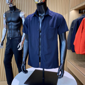 เสื้อเชิ้ตแขนสั้นผู้ชายระบายอากาศได้ดี น้ำหนักเบา สไตล์พื้นฐาน กระเป๋าขนาดเล็ก ทรงหลวม ฤดูร้อน 2024 คอปกตั้ง