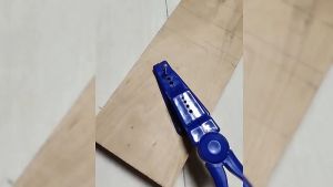 Kìm giữ đinh an toàn khi đóng đinh trên gỗ