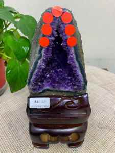 ถ้ำอเมทิสต์แห่งอุรุกวัยที่ยอดเยี่ยมรูปร่างถ้ำที่ยอดเยี่ยมคือคุ้มค่ากับสะสมพลังงานสีม่วงไหลไปทางตะวันออกปกป้องบ้านขับไล่วิญญาณชั่วร้ายและป้องกันคนซุกซนมันเป็นเสน่ห์โชคดีสำหรับบ้านและสำนักงาน