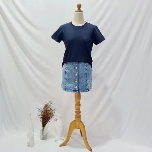 Kaos Polos Lengan Pendek & Slimfit: Pilihan Tepat untuk Pakaian Sehari-hari