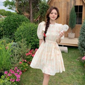 YINLUOYA | ชุดเดรสแขนพองเอวสูงลายลูกไม้ กระโปรงทรงเอ แขนสั้น คอตั้ง สีพื้น ฤดูร้อน 2025 ชุดเดรสผู้หญิงสั้นสไตล์หวาน