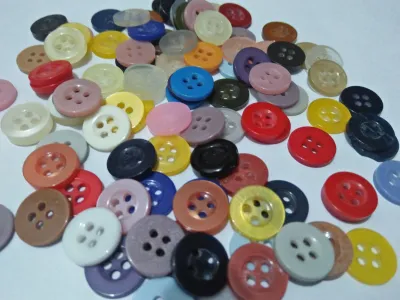kancing baju gepeng 11mili campur warna 4lubang isi 100pcs