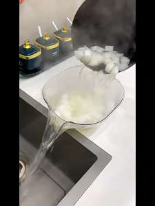 (1แถม1) ตะกร้าระบายน้ำ ตะกร้าล้างผัก ตะกร้าล้างผลไม้ (บรรจุ2ชิ้น) สีเทาใส ผลิตจากพลาสติก