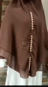 Khimar Instan Wanita Dewasa Aisyahbana Swarosky Syari 2 Layer Ceruty Babydoll Mewah - Pad Antem Anti Tembem dengan Hiasan Swarosky, Panjang Depan 95cm, Belakang 125cm (Banyak Pilihan Warna)