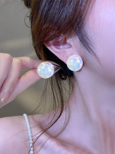 ต่างหูมุก Moonlight Mabe สำหรับผู้หญิง ต่างหูสไตล์ปลาฉลามที่อเนกประสงค์และหรูหรา ดีไซน์ใหม่ปี 2024 ต่างหูสไตล์พิเศษที่ทันสมัย