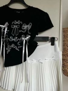 เสื้อยืดแขนสั้นพิมพ์ลายผีเสื้อสำหรับผู้หญิงไซส์เล็ก เสื้อตัวบนสั้น เสื้อผ้าทำงานสไตล์เกาหลี เสื้อผ้าทำงานฤดูร้อน 2024