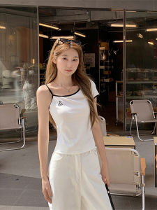 เสื้อยืดแขนสั้นผู้หญิงปักลายไหล่ เสื้อตัวสั้นทรงสลิมฟิต แฟชั่นฤดูร้อน 2025 สำหรับผู้หญิง สไตล์เกาหลี แขนสั้น เสื้อตัวบน