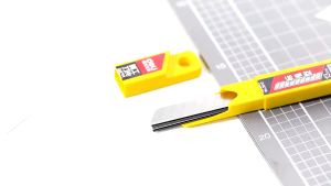 Lưỡi dao rọc giấy nhỏ Deli E2012 45 độ làm bằng thép SK5 sắc bén cứng cáp dễ sử dụng