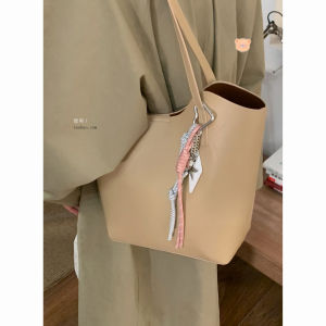 กระเป๋าสะพายไหล่ทรงกลมขนาดใหญ่แบบถือได้สำหรับผู้หญิง กระเป๋าแฟชั่นฤดูใบไม้ร่วงปี 2024 กระเป๋าสะพายข้างแบบทันสมัย กระเป๋าใส่ของใช้ในครัวเรือนแบบถือได้