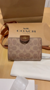 กระเป๋าสตางค์ Coach มือ 1 ของแท้จากช้อป รุ่น Medium Corner Zip Wallet สี Tan Brown กระเป๋าเงิน