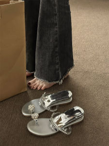 รองเท้าแตะส้นเตี้ยผู้หญิงฤดูร้อนแฟชั่นสไตล์นางฟ้าประดับคริสตัลแบบสวมสบาย ส้นเตี้ย พื้นยาง รองเท้าแตะแบบสวมสบายสำหรับกลางแจ้ง