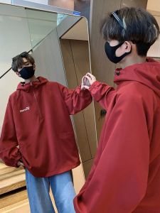 แจ็คเก็ตมีฮู้ดสีแดง แจ็คเก็ตฤดูใบไม้ร่วงสไตล์อเมริกัน แจ็คเก็ตกันลมแบบมีซิปครึ่งตัว แจ็คเก็ตกันหนาวแบบสวมหัวสำหรับผู้ชาย