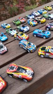 Ô tô đồ chơi mini bằng sắt kéo lùi chạy cót kiểu dáng xe đua chạy cực mạnh