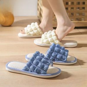 รองเท้าแตะผู้หญิงในบ้านพื้นหนาป้องกันการลื่นเสียงดังระบายอากาศได้ดี รองเท้าแตะผ้าฝ้ายลินินฤดูใบไม้ผลิและฤดูใบไม้ร่วง