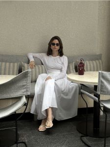 ชุดเดรสมิดิเอวสูงกระโปรงทรงเอสีขาวพร้อมดีไซน์ร่มอเนกประสงค์สไตล์ฝรั่งเศสยาวในไตรมาสตู้เสื้อผ้าฤดูร้อนของผู้หญิง