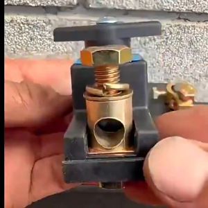 Universal 12/24V Car Battery Disconnect Switch with Copper Clip for Anti-Leak Protection