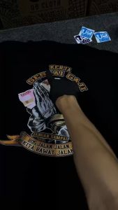 Kaos Beda Bos Beda gajih Salah Bos Kerja Bakti Baju Kata - Kata Distro Keren Tshirt Pria Wanita Sablon DTF Custom Fashion