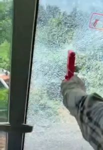 Búa đập kính ô tô cứu hộ thoát hiểm ô tô khẩn cấp loại thông dụng kèm giá đỡ