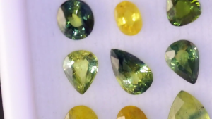 ชุดพลอยไพลินธรรมชาติ สีเขียวอมฟ้า(ทีล) เขียว และเหลือง สำหรับงานสั่งทำจิวเวลรี่ - เจียระไนทรงกลม ทรงรี และทรงหยดน้ำ รวม 9 เม็ด 5.40 กะรัต