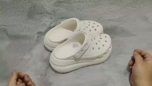 DÉP SỤC ĐẾ XUỒNG NHỰA ĐI MƯA CROCS CRUSH CLOG CHO NỮ MÀU KEM