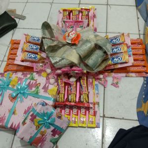 Explosion Box Snack box plus uang tarik senilai 40rb