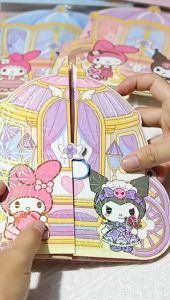 สมุดตุ๊กตากระดาษ สมูงแต่งตัวตุ๊กตา สมูง Sanrio สำหรับเล่นบทบาทสมมูติ สมูงสติกเกอร์ (2 หน้า) ของเด็ก หรือของเล่นเสริมทักษะ