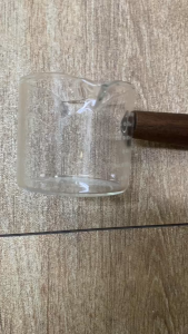 Cốc đong cà phê tay cầm gỗ ca rót thủy tinh cán gỗ 50ml 100ml có vạch chia chất liệu thủy tinh chịu nóng thoải mái