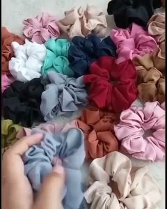 SCRUNCHI Ikat Rambut Cepol / Scrunchie (𝑩𝑰𝑺𝑨 𝑷𝑰𝑳𝑰𝑯 𝑾𝑨𝑹𝑵𝑨)