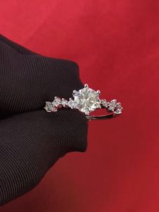 Cincin Moissanite 1 Karat Diamcity: Perhiasan Wanita yang Mempesona