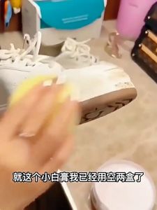 COD ครีมทำความสะอาดรองเท้า น้ำยาซักรองเท้าผ้าใบ น้ำยาซักแห้งรองเท้า พร้อมฟองน้ำสำหรับขัด