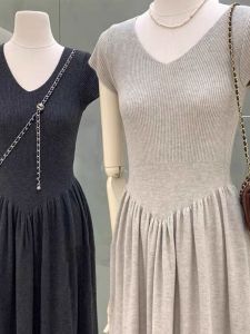 ชุดเดรสยาวผู้หญิงคอวีแขนสั้นถักกระชับสัดส่วน เดรสยาวคลุมเข่าแฟชั่นฤดูร้อนสำหรับผู้หญิงวัย 18-24 ปี